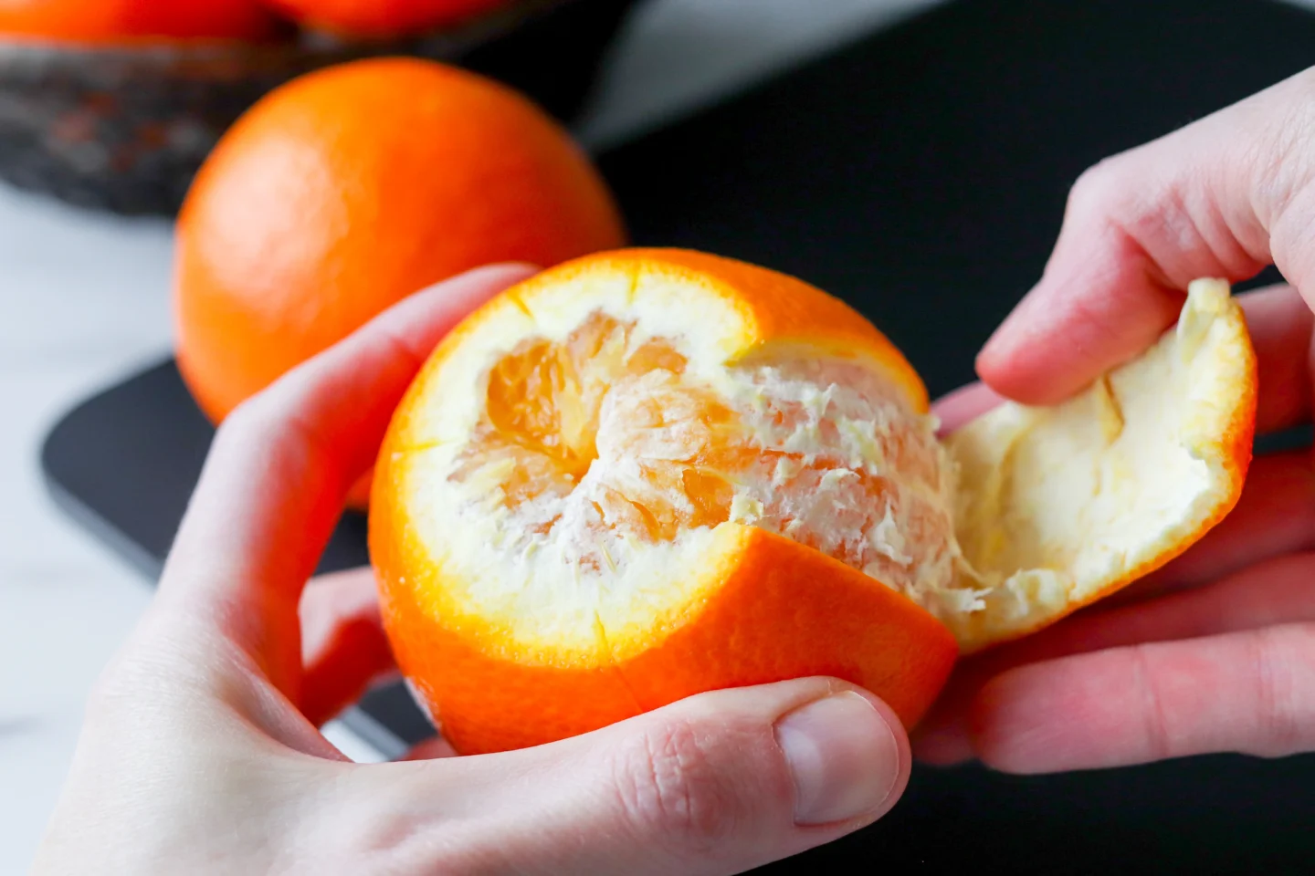 Appelsiinin kuoriminen sormin