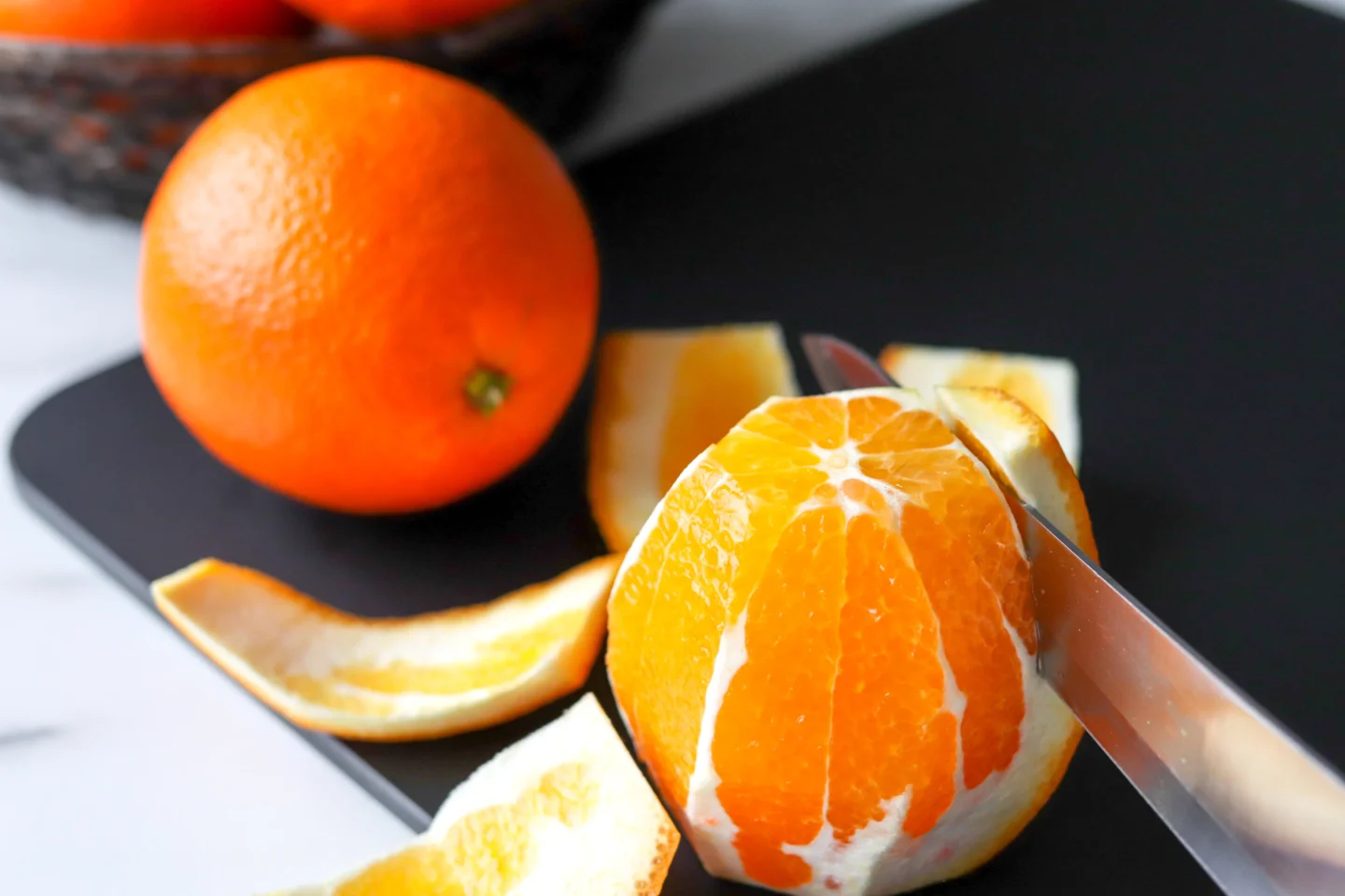 Appelsiinin kuoriminen isolla veitsellä