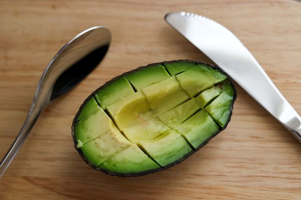 Avokadon pilkkominen