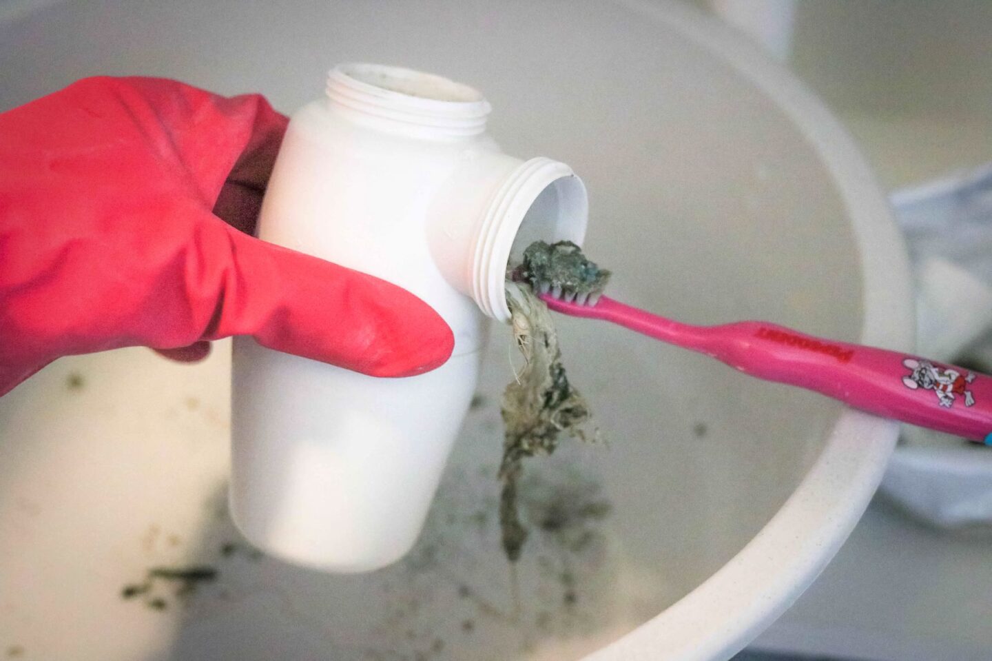 Hajulukon puhdistaminen vanhalla hammasharjalla