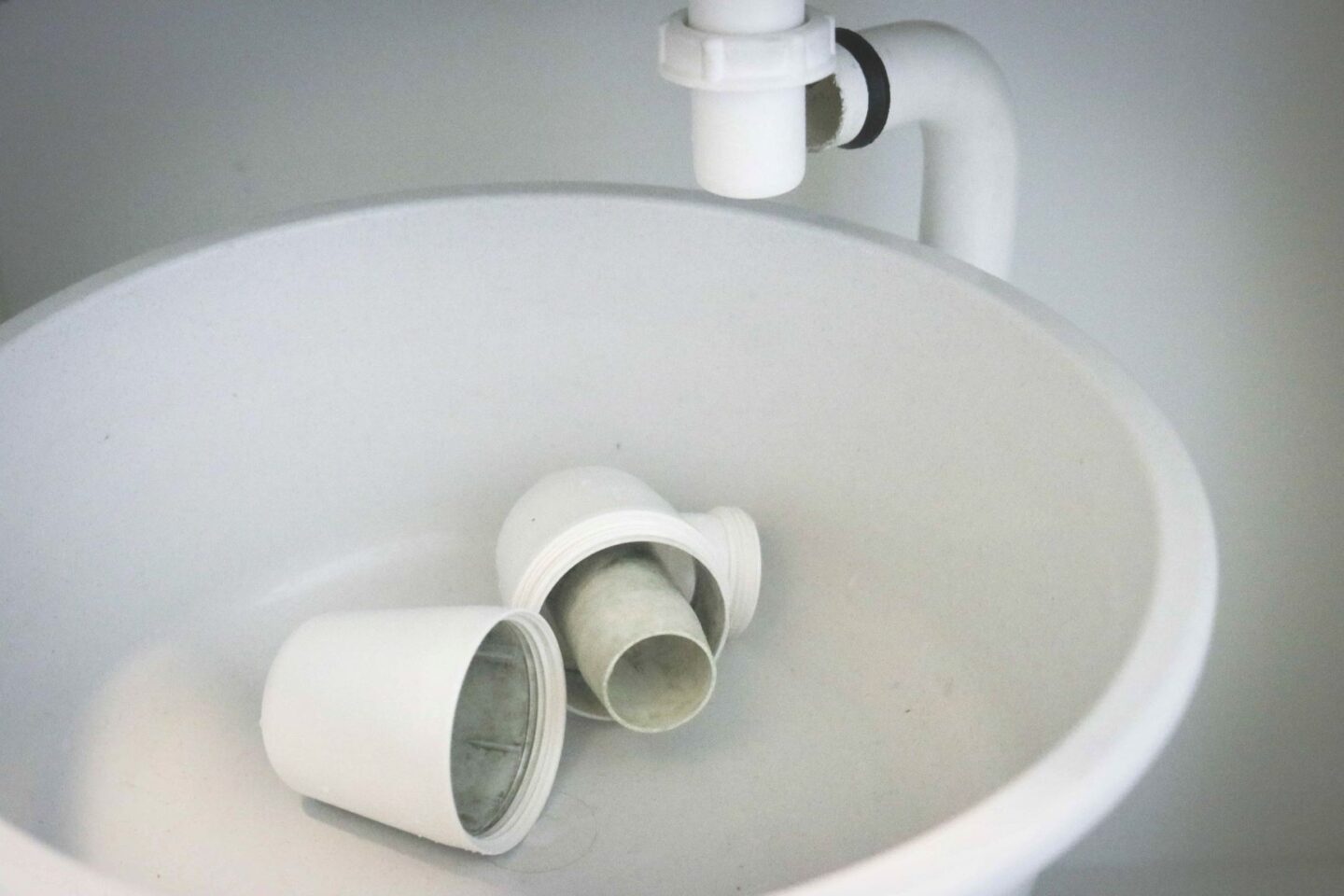 Hajulukko irrotettuna pesuvadissa