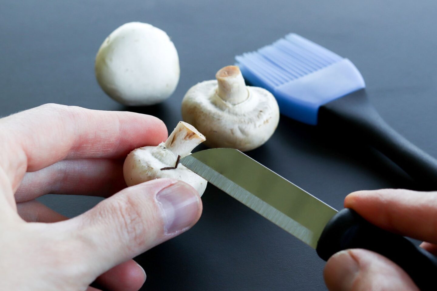 Sienen puhdistus veitsellä