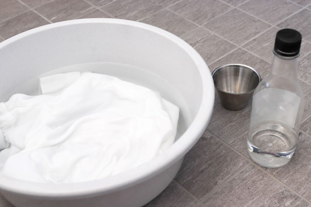 Hienhajun poistaminen vaatteista