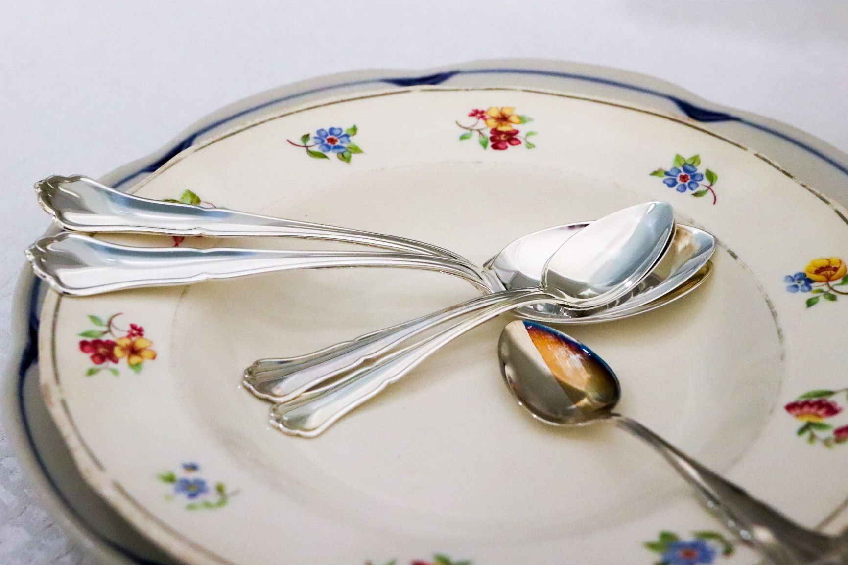 Hopeisia aterimia ennen puhdistusta ja puhdistuksen jälkeen