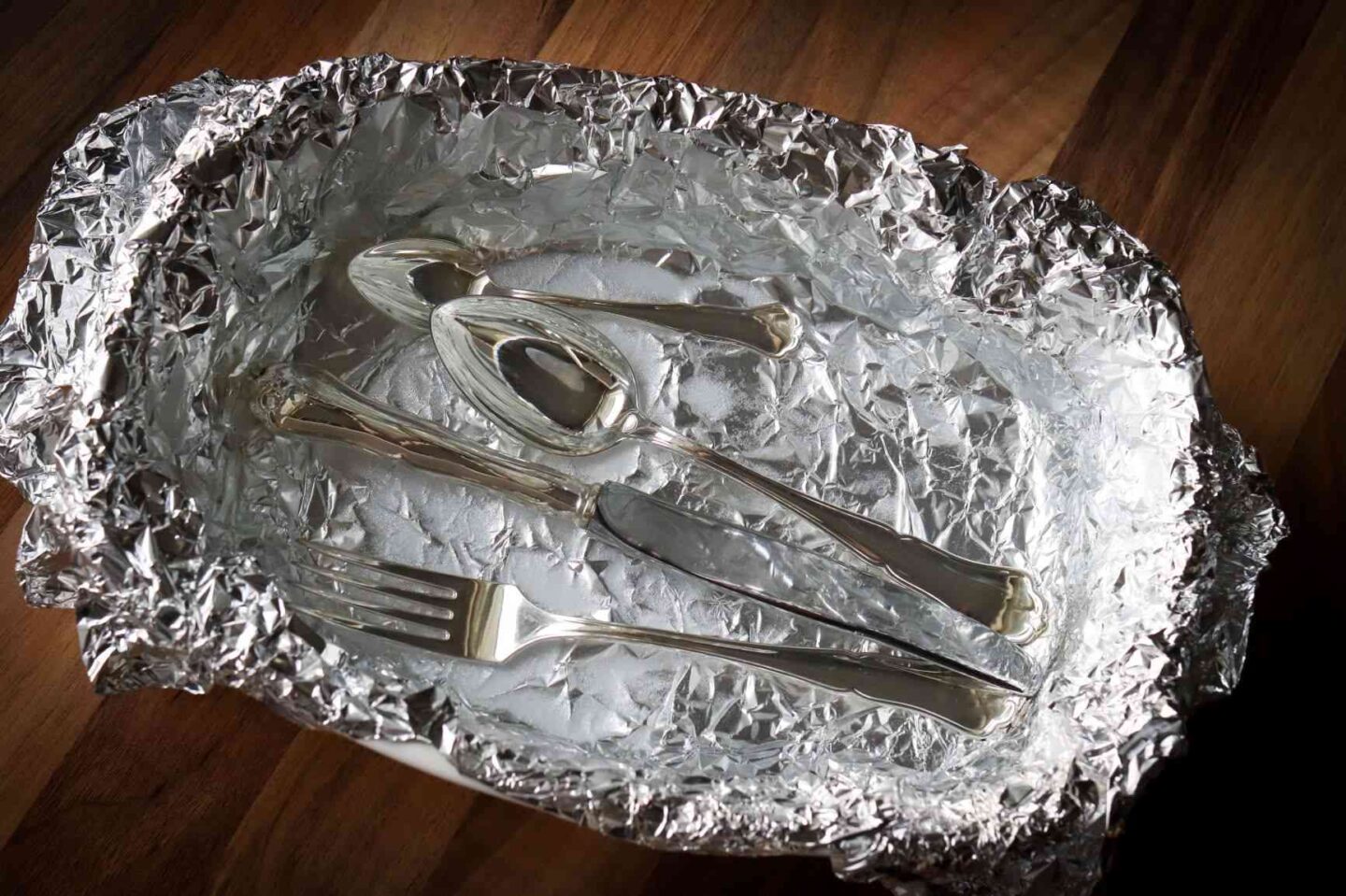 Puhdistuneita hopeisia aterimia