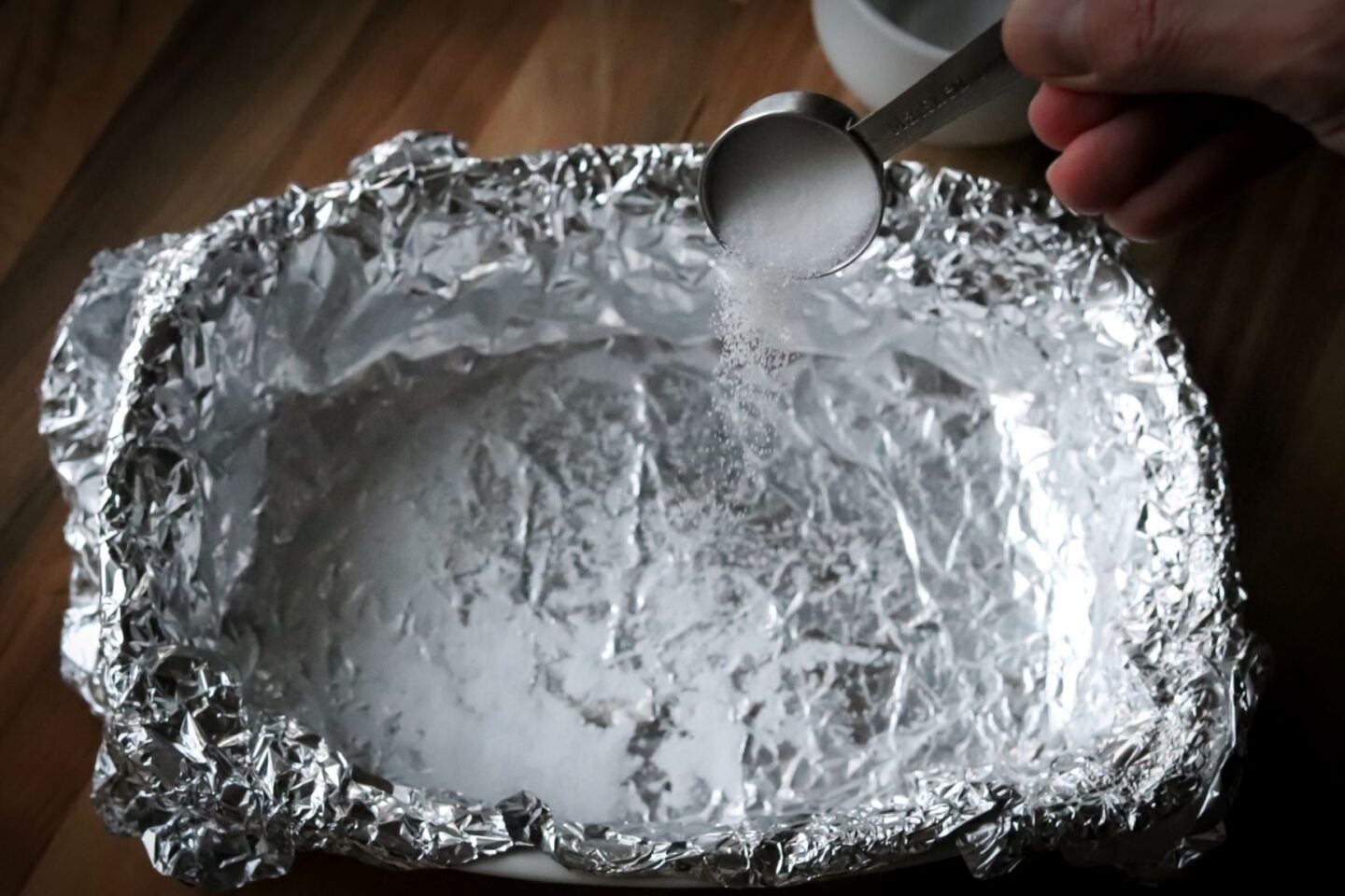 Suolan laittaminen foliolla vuorattuun uunivuokaan