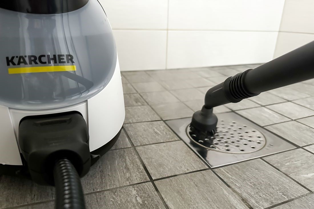 Lattiakaivon puhdistus höyrypesurilla