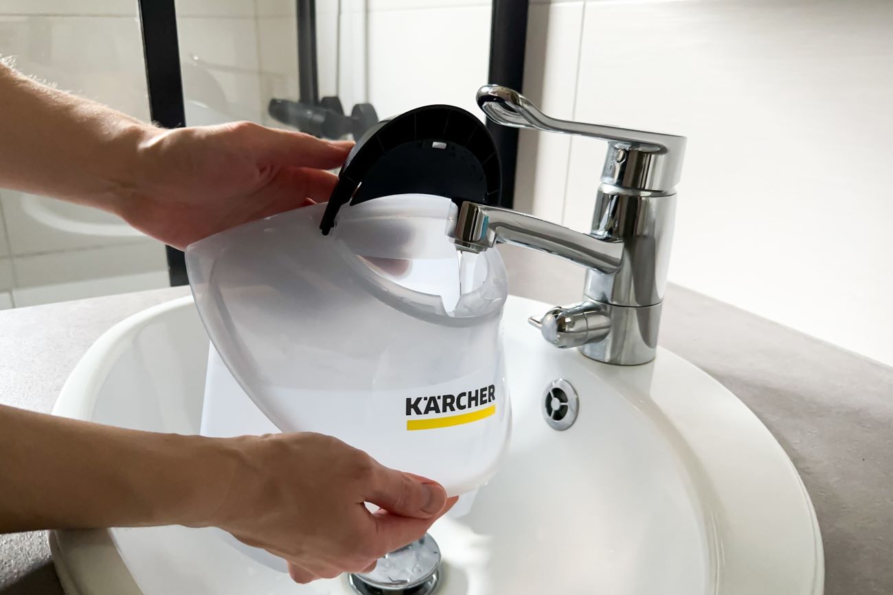 Veden lisääminen höyrypesurin säiliöön