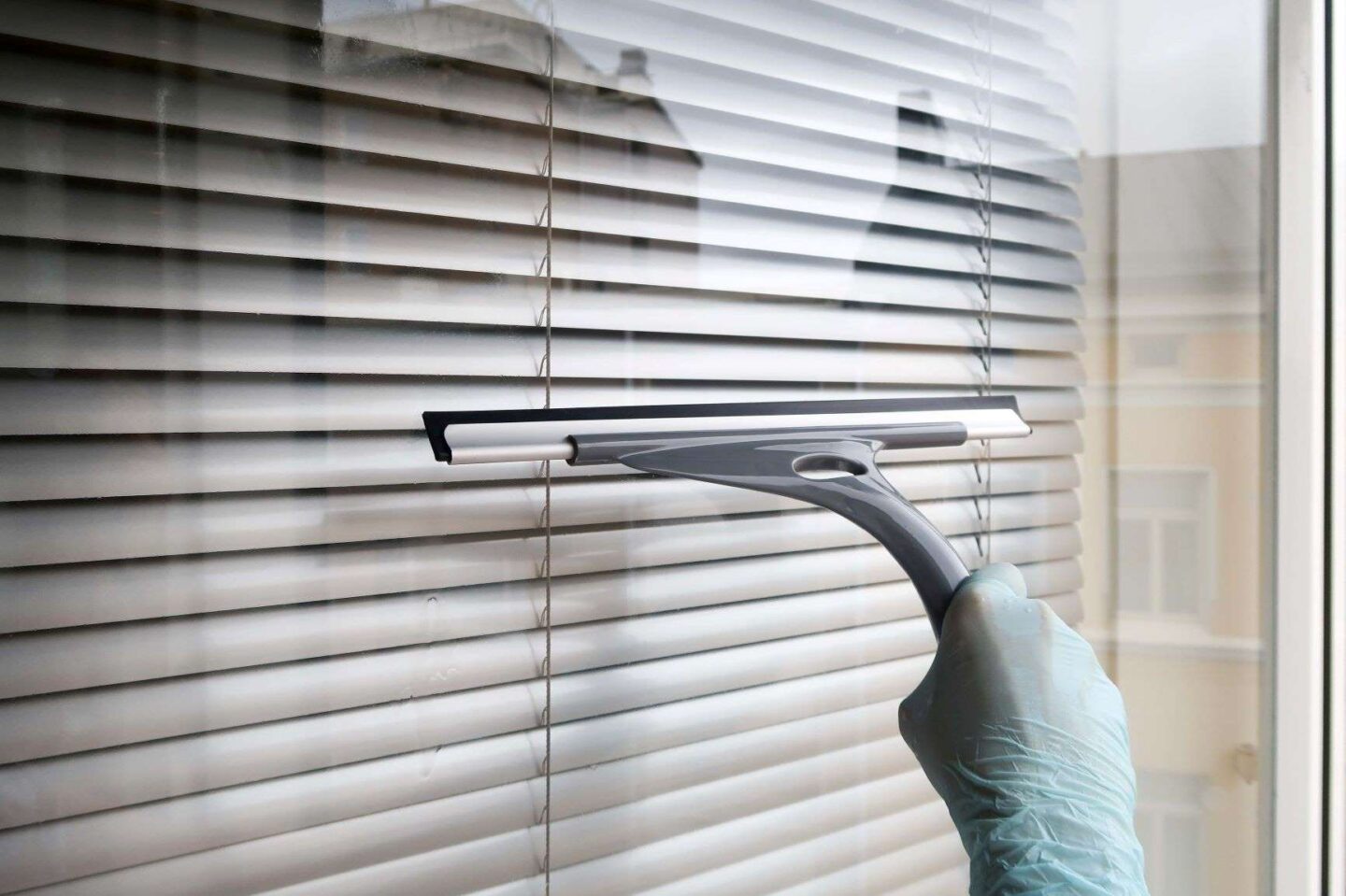 Ikkunan kuivaaminen lastalla