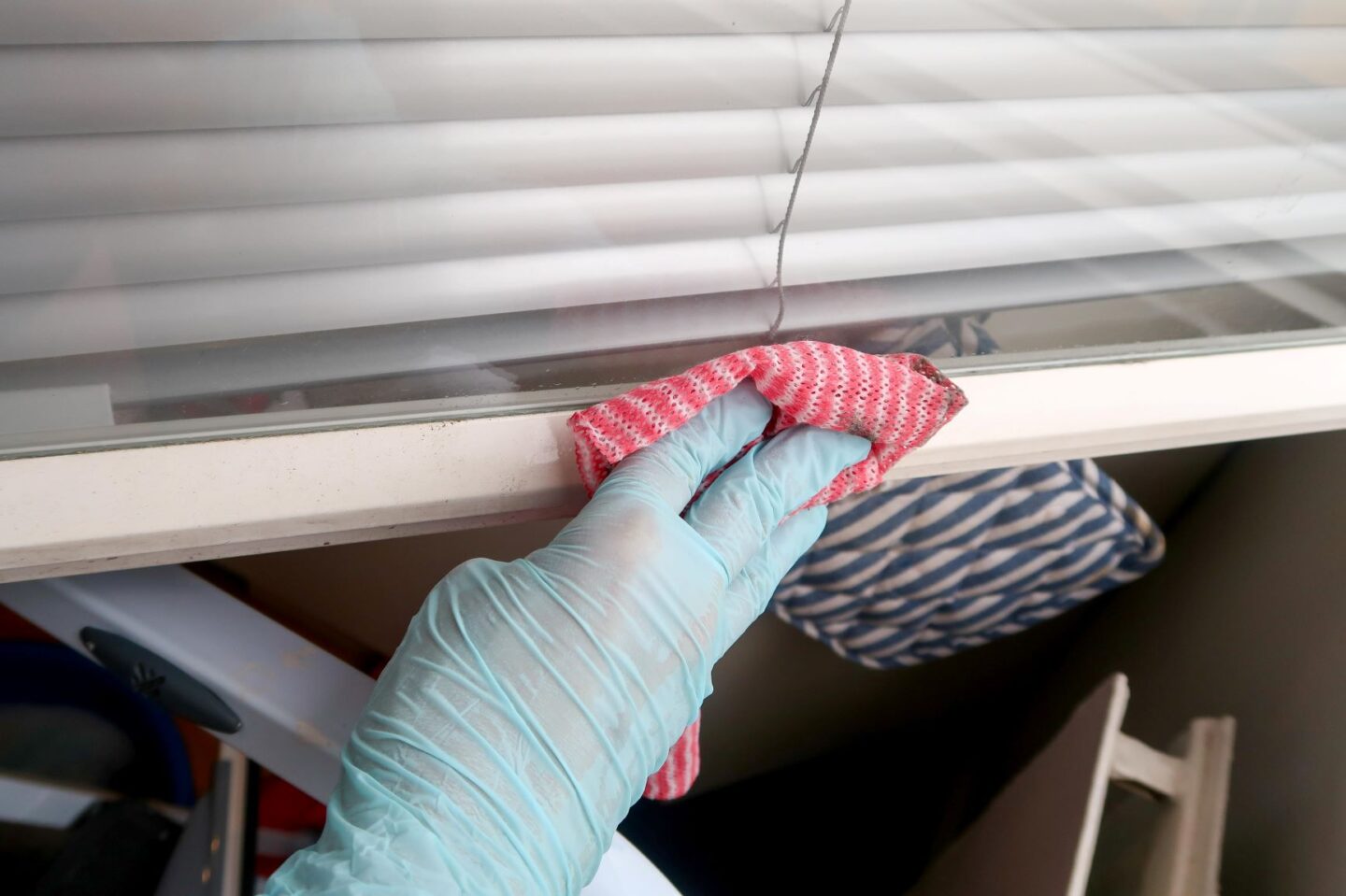 Ikkunan karmien pyyhkiminen