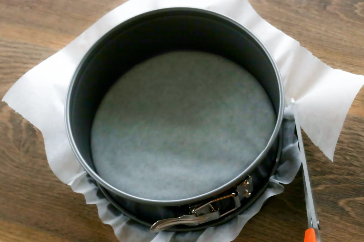 Leikkaa yli menevä leivinpaperi pois.