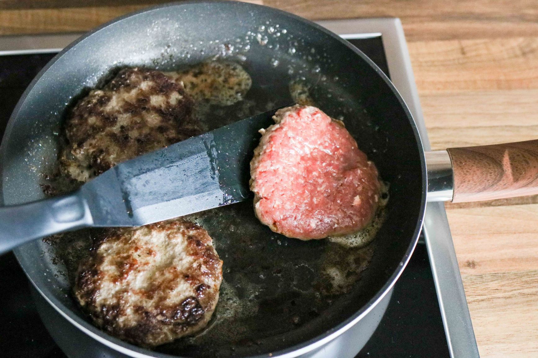 Jauhelihapihvien paistaminen pannulla