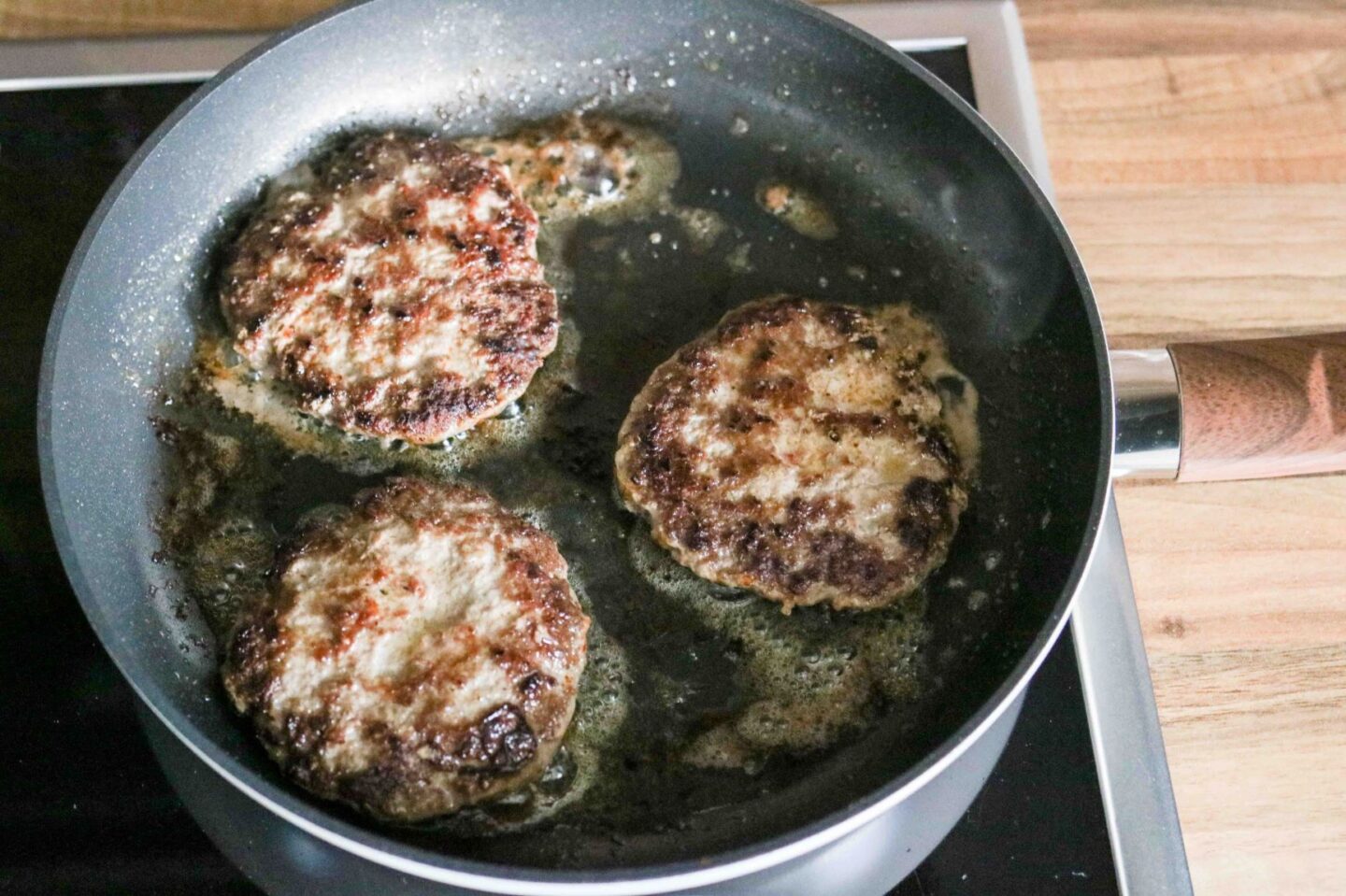 Paistettuja jauhelihapihvejä