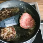 Jauhelihapihvien paistaminen pannulla