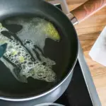 Rasvaa pannulla kuumenemassa