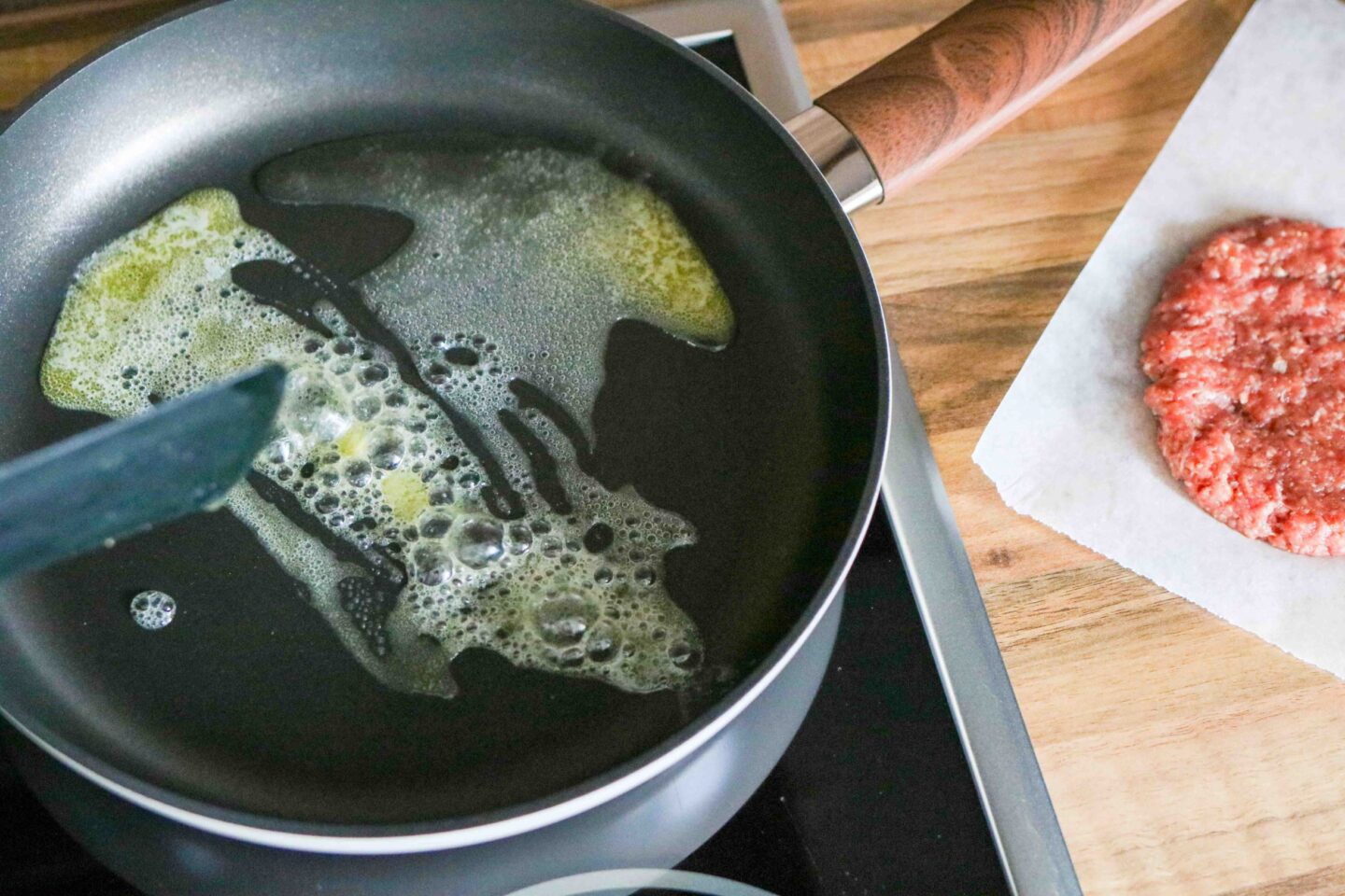 Rasvaa pannulla kuumenemassa