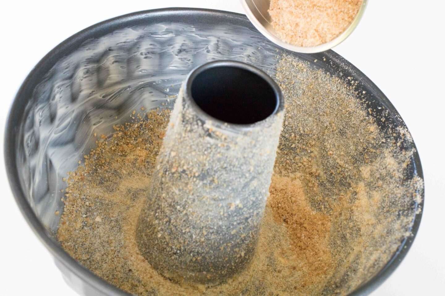 Kakkuvuoan jauhottaminen korppujauholla