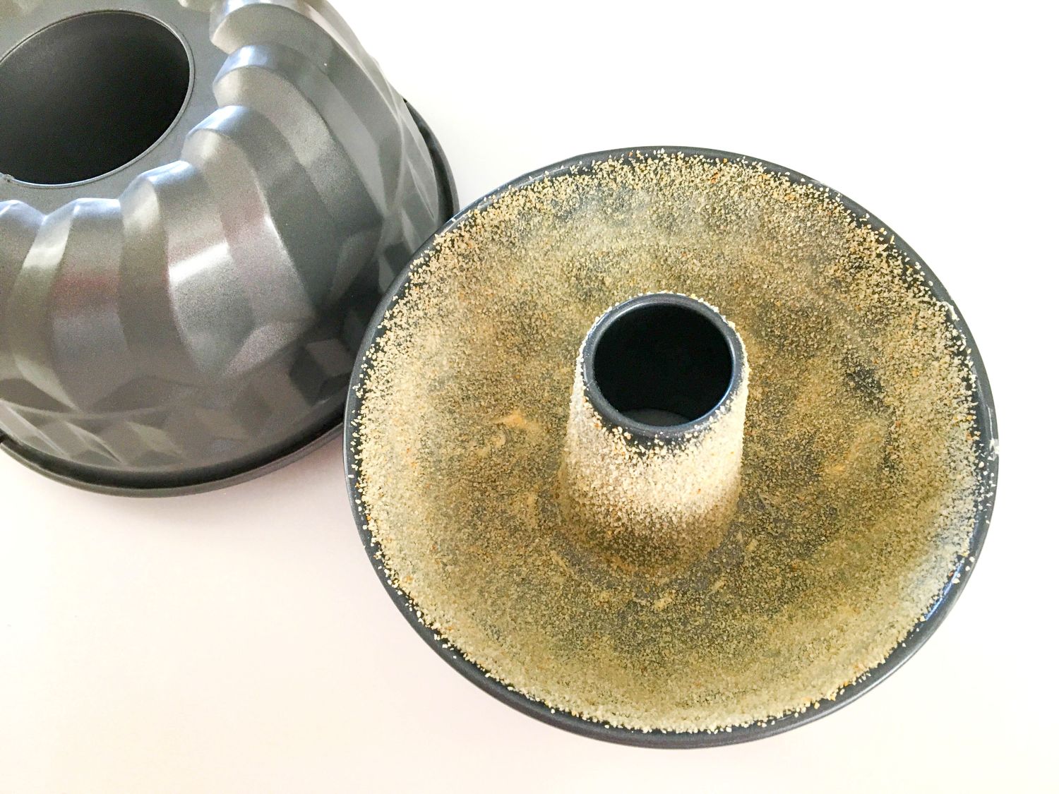 Kakkuvuoan voitelu ja jauhotus