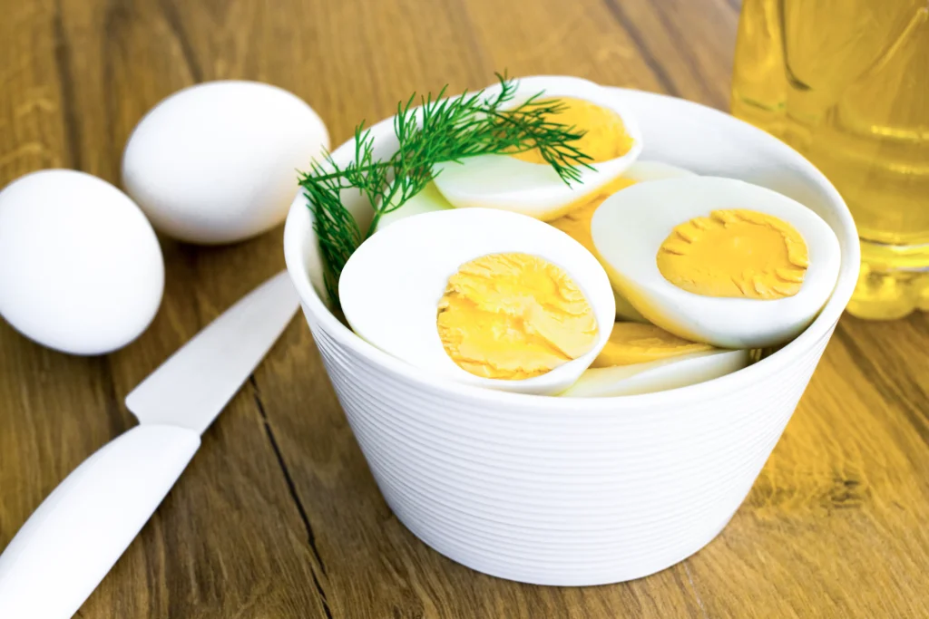 Keitettyjä kananmunia kulhossa