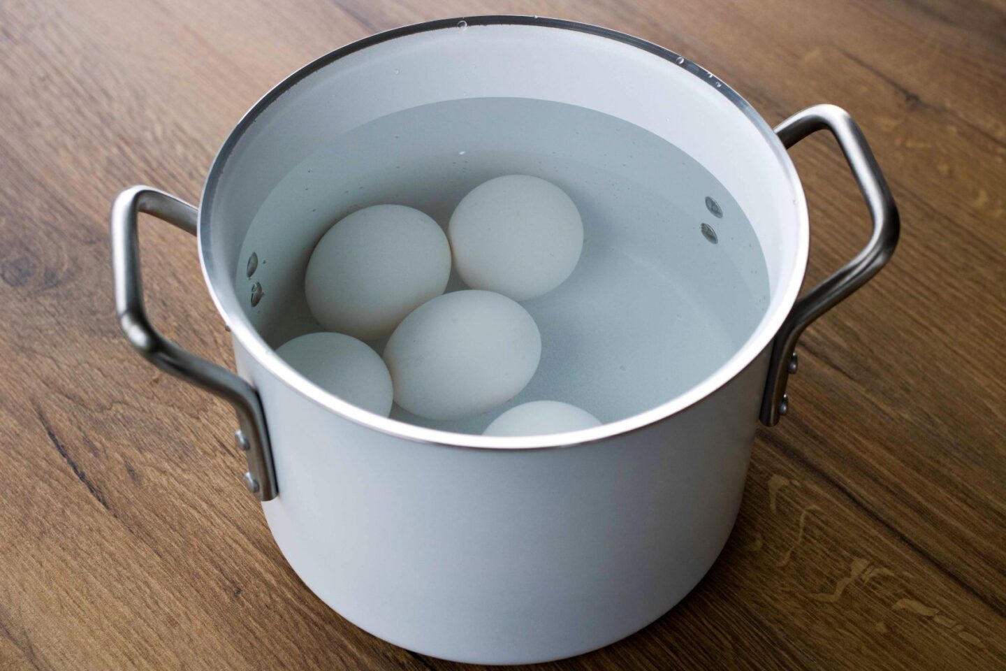 Kananmunia kattilassa