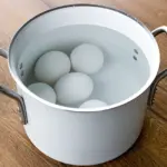 Kananmunia kattilassa