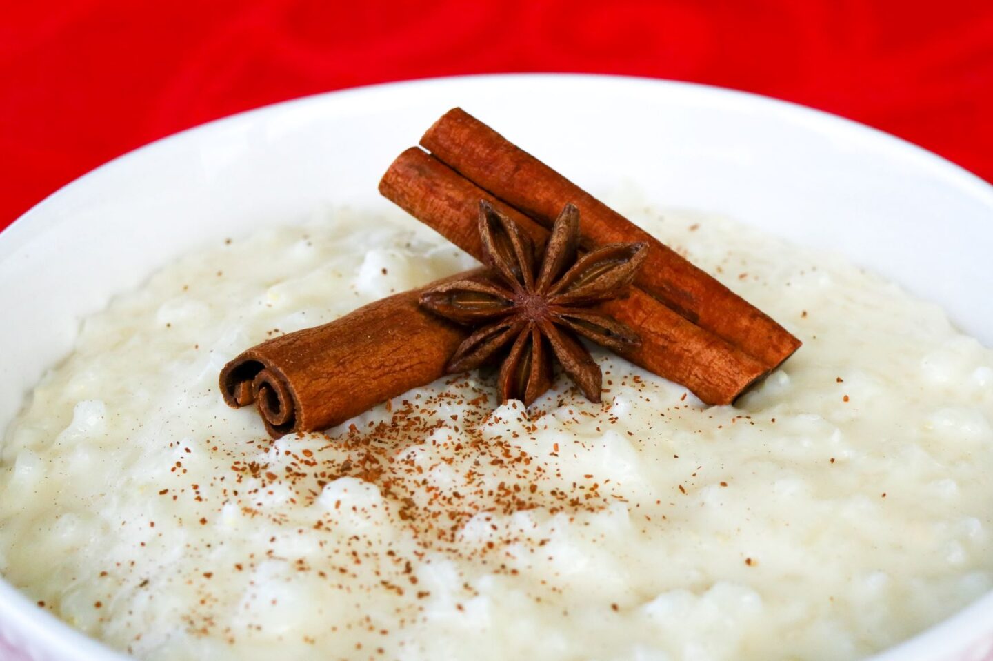 Riisipuuro, jonka päällä on kanelia
