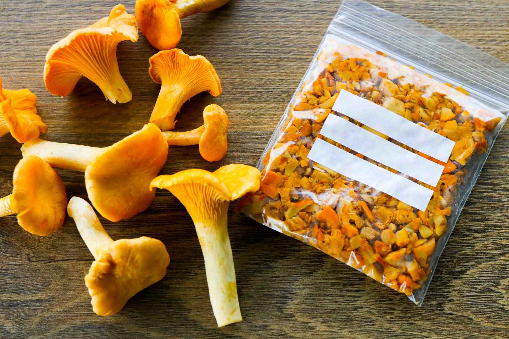 Kantarelleja tuoreena ja paistettuna