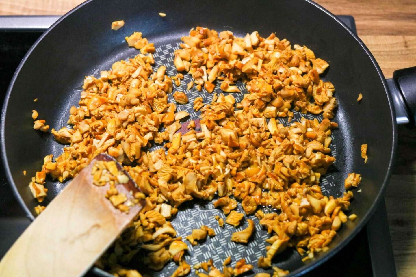 Paistettuja kantarelleja pannulla