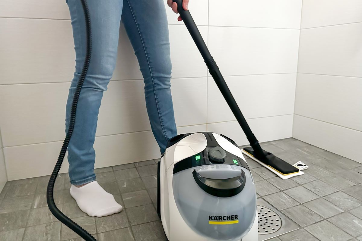 Höyrypesurilla lattian puhdistaminen seisten