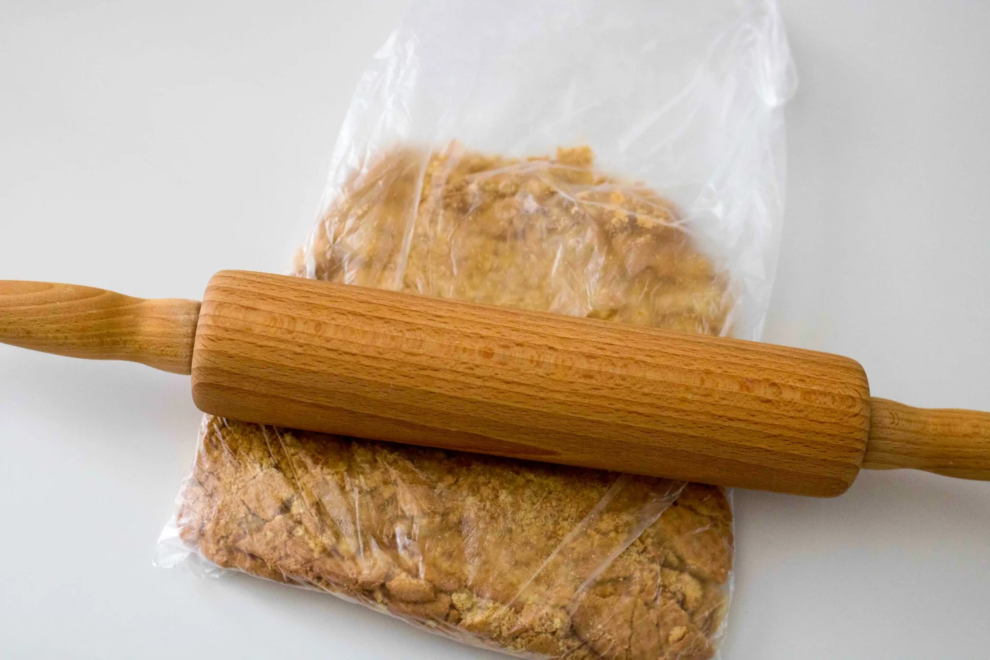 Keksien murskaaminen kaulimella