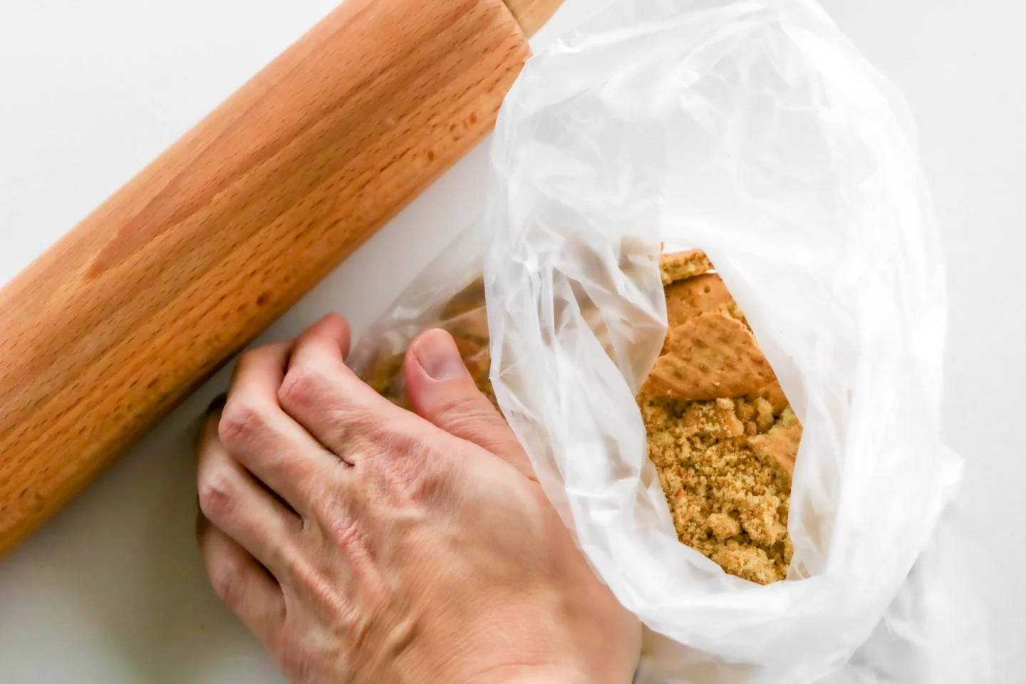 Keksien hienontaminen pussissa