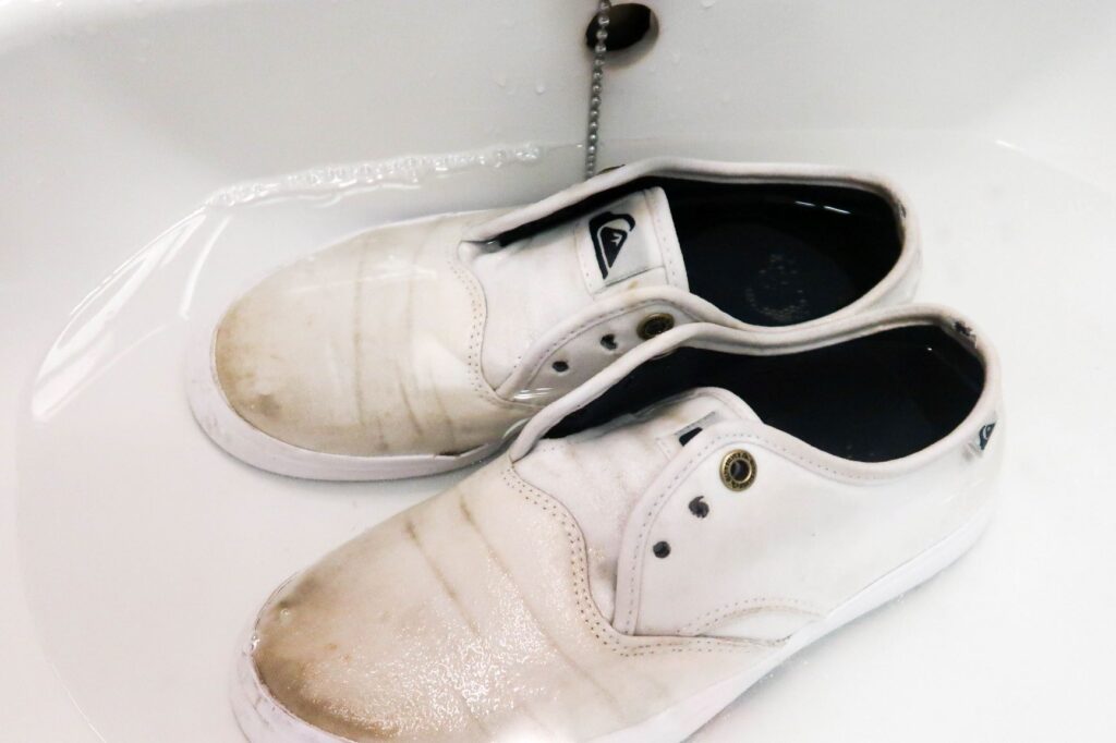 Likaisten kenkien puhdistus