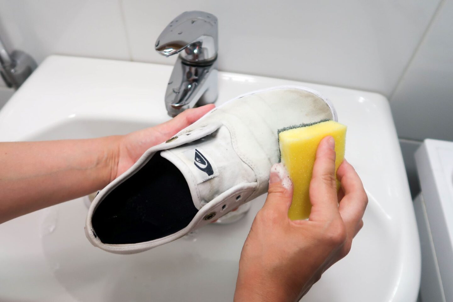 Kenkien puhdistaminen pehmeällä sienellä