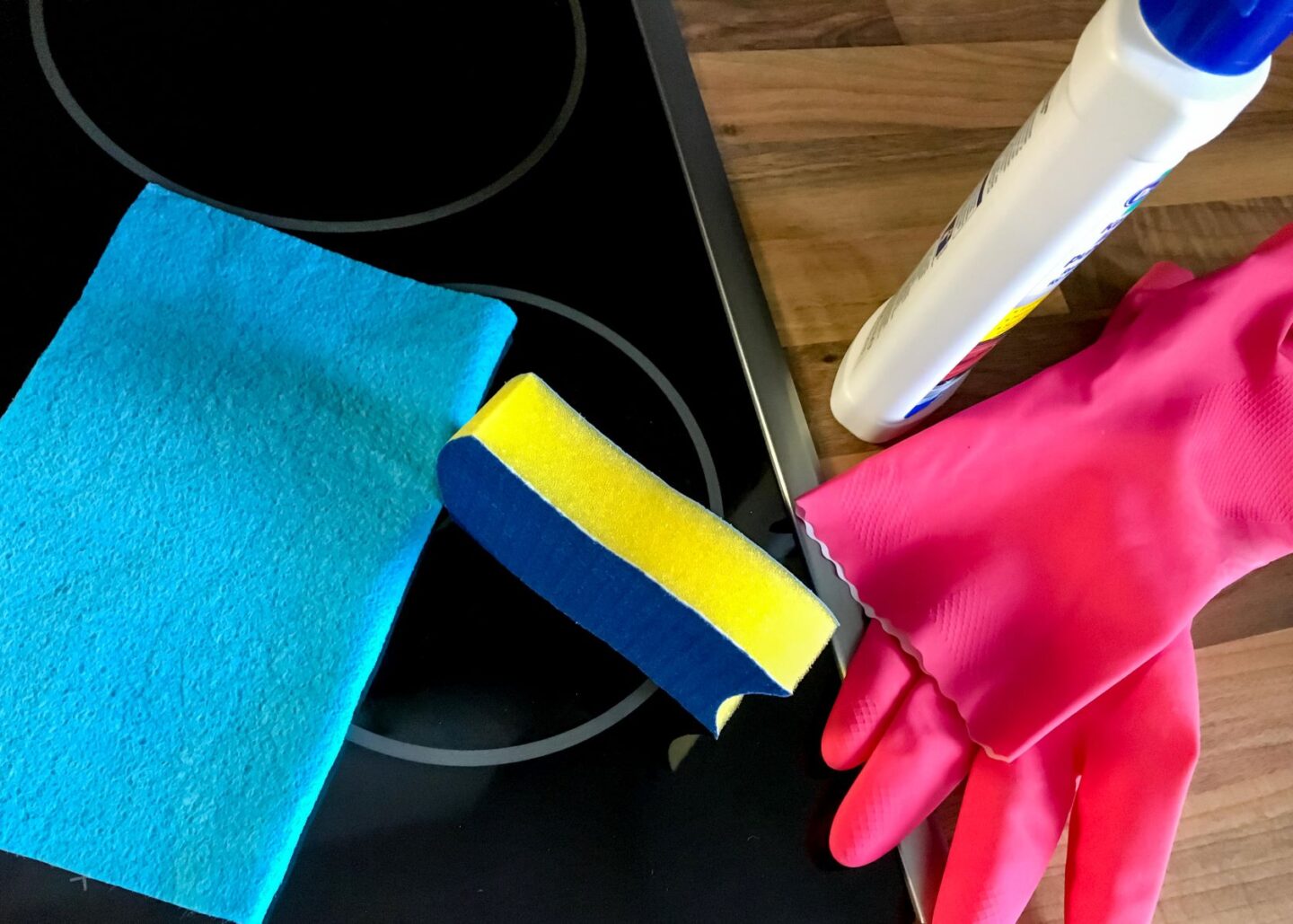 Keraamisen lieden puhdistukseen tarvittavia välineitä