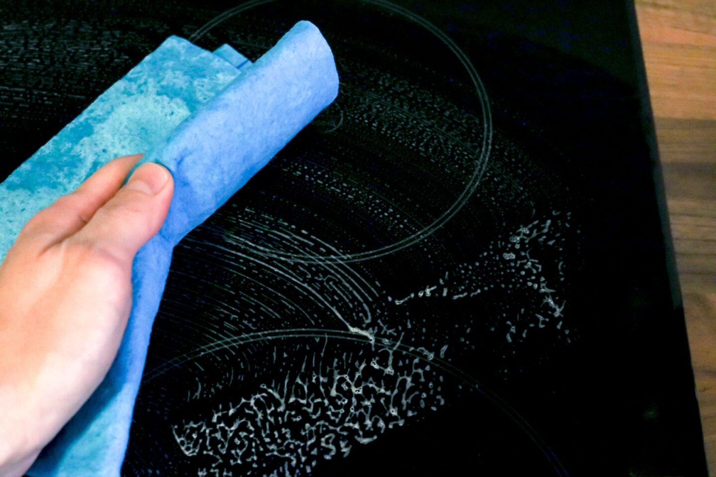 Keraamisen lieden pyyhkiminen