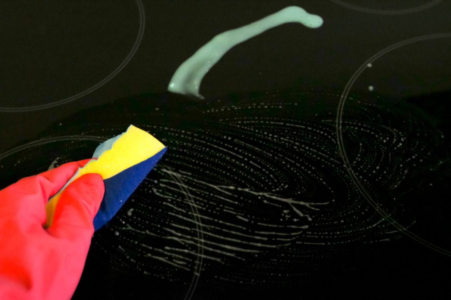 Pinttyneen keraamisen lieden puhdistus