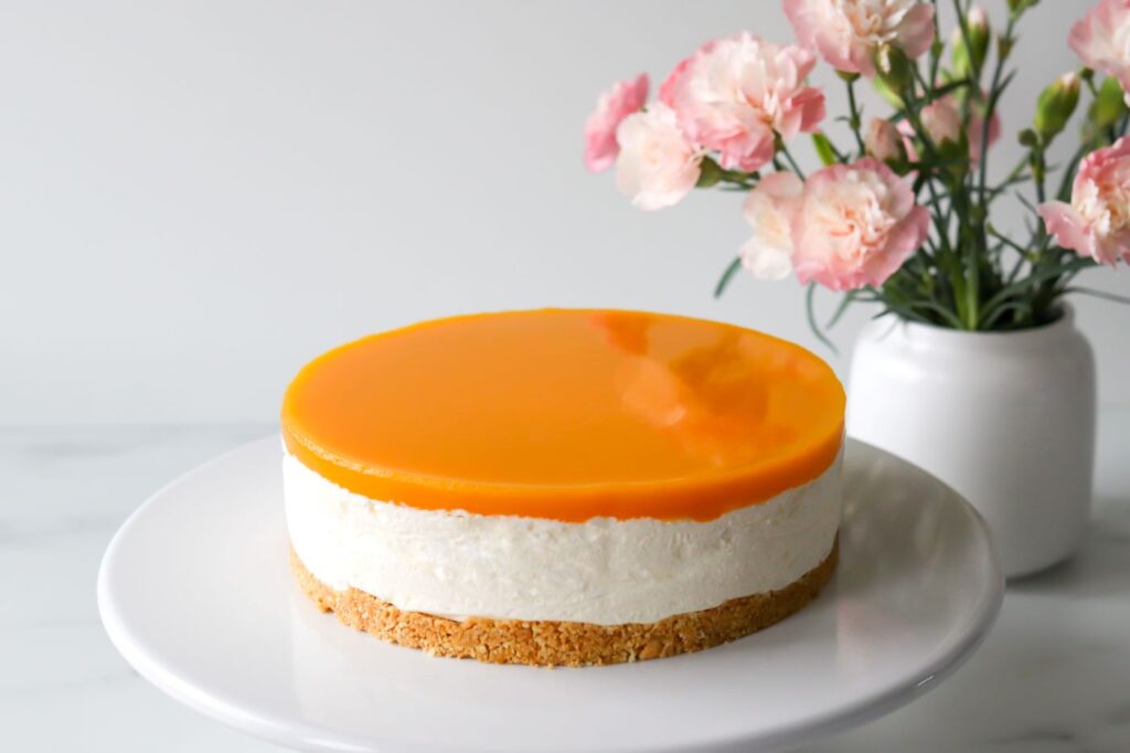 Juustokakku, jonka päällä on kiille