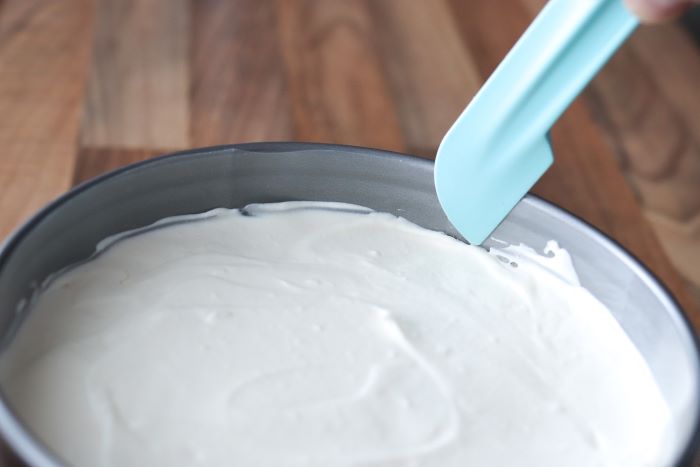 Juustokakun reunojen siistiminen