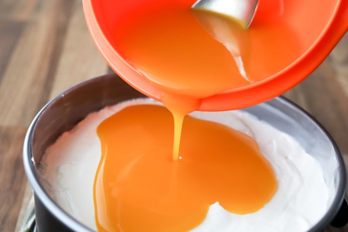 Kiilteen kaataminen kakun päälle