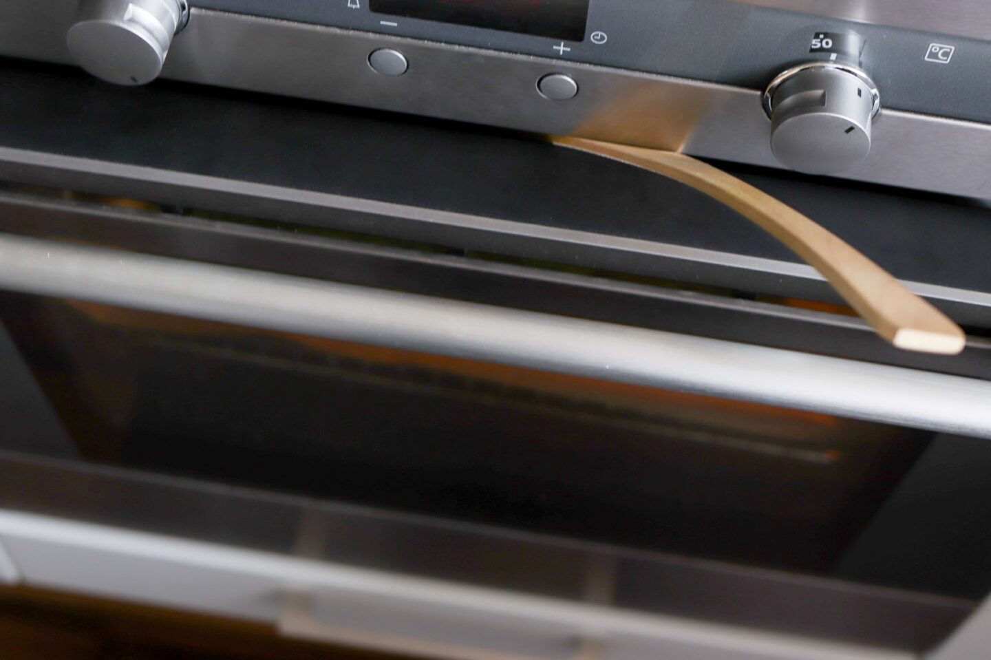 Uunissa kuivaaminen luukku raollaan