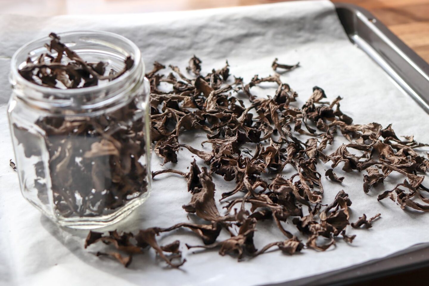 Kuivattuja mustatorvisieniä