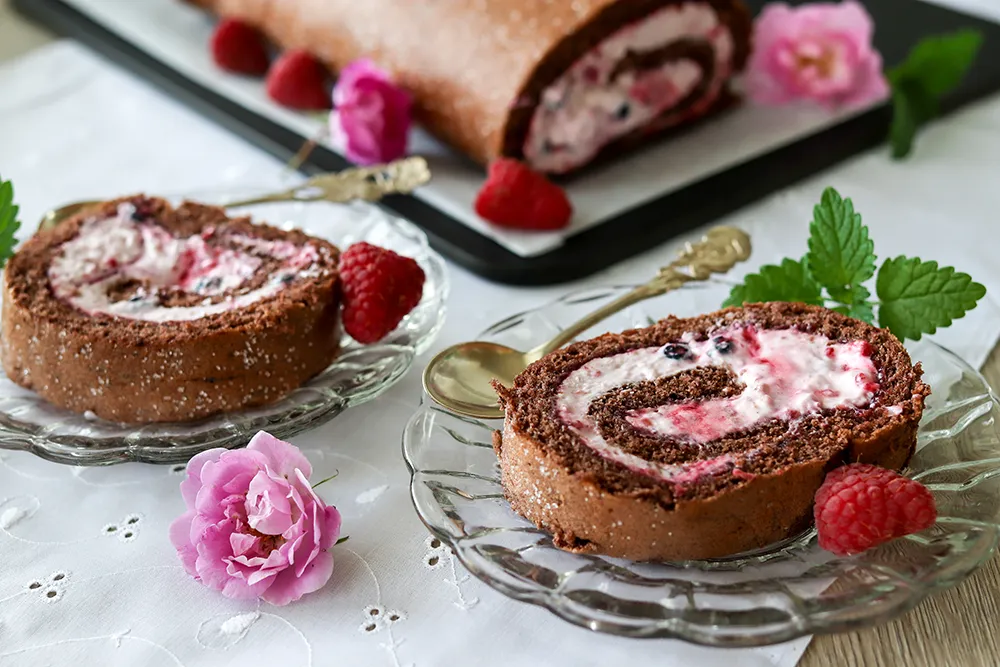kuningatar-kääretorttu paloina lautasilla.