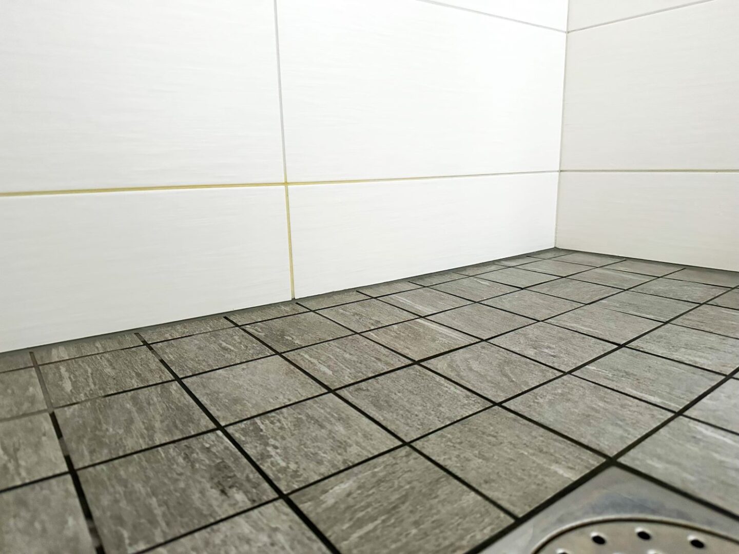 Likaantuneita laattasaumoja kylpyhuoneessa