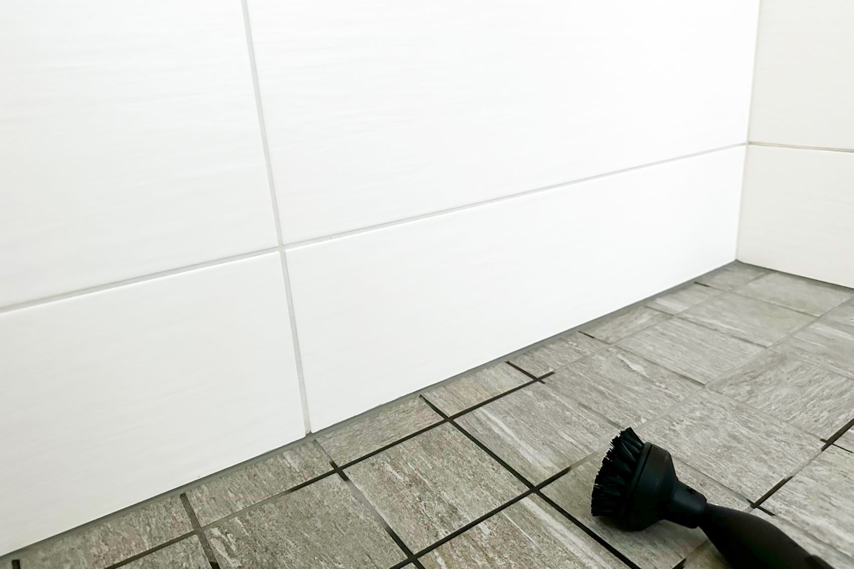 Puhtaat laattasaumat kylpyhuoneessa