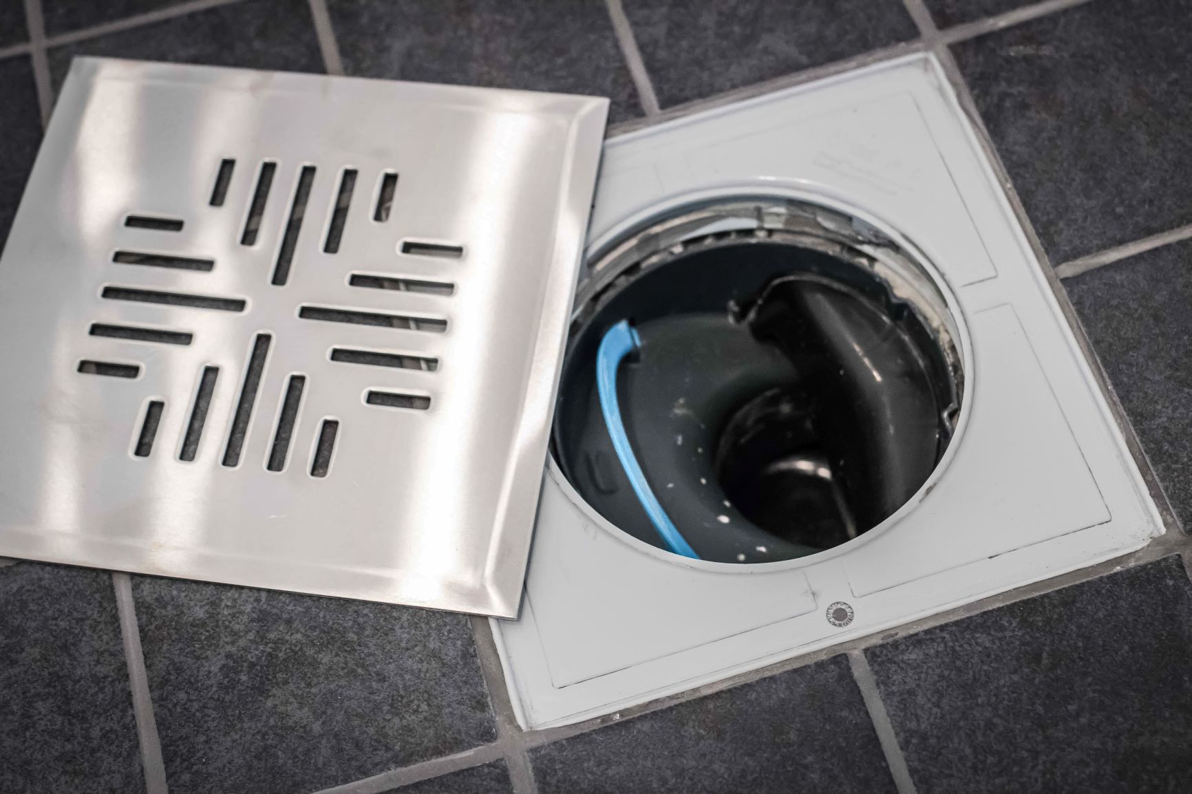 Lattiakaivon puhdistus ritilän alta