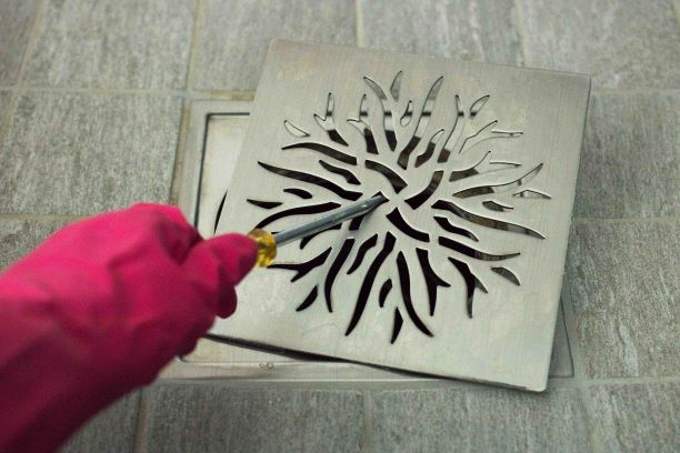 Lattiakaivon ritilän irrottaminen