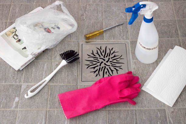 Kumihanskat ja muita lattiakaivon puhdistuksessa tarvittavia välineitä