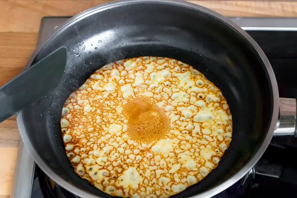 Lettu paistumassa pannulla