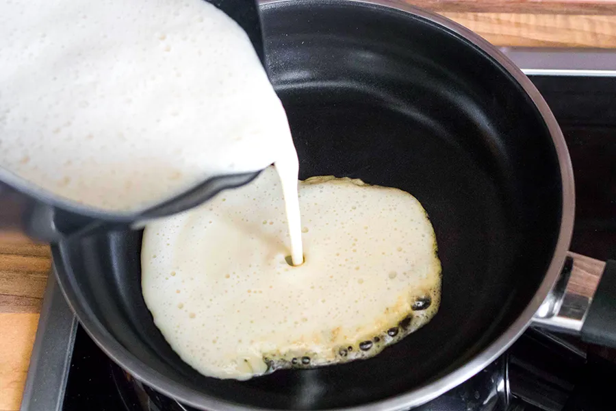 Lettutaikinan kaataminen pannulle