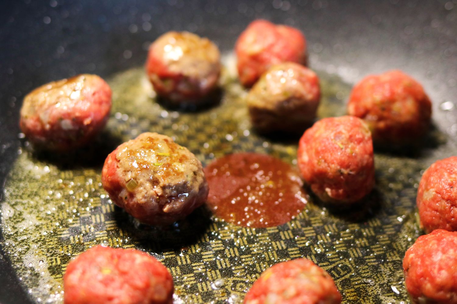 Lihapullia paistumassa pannulla